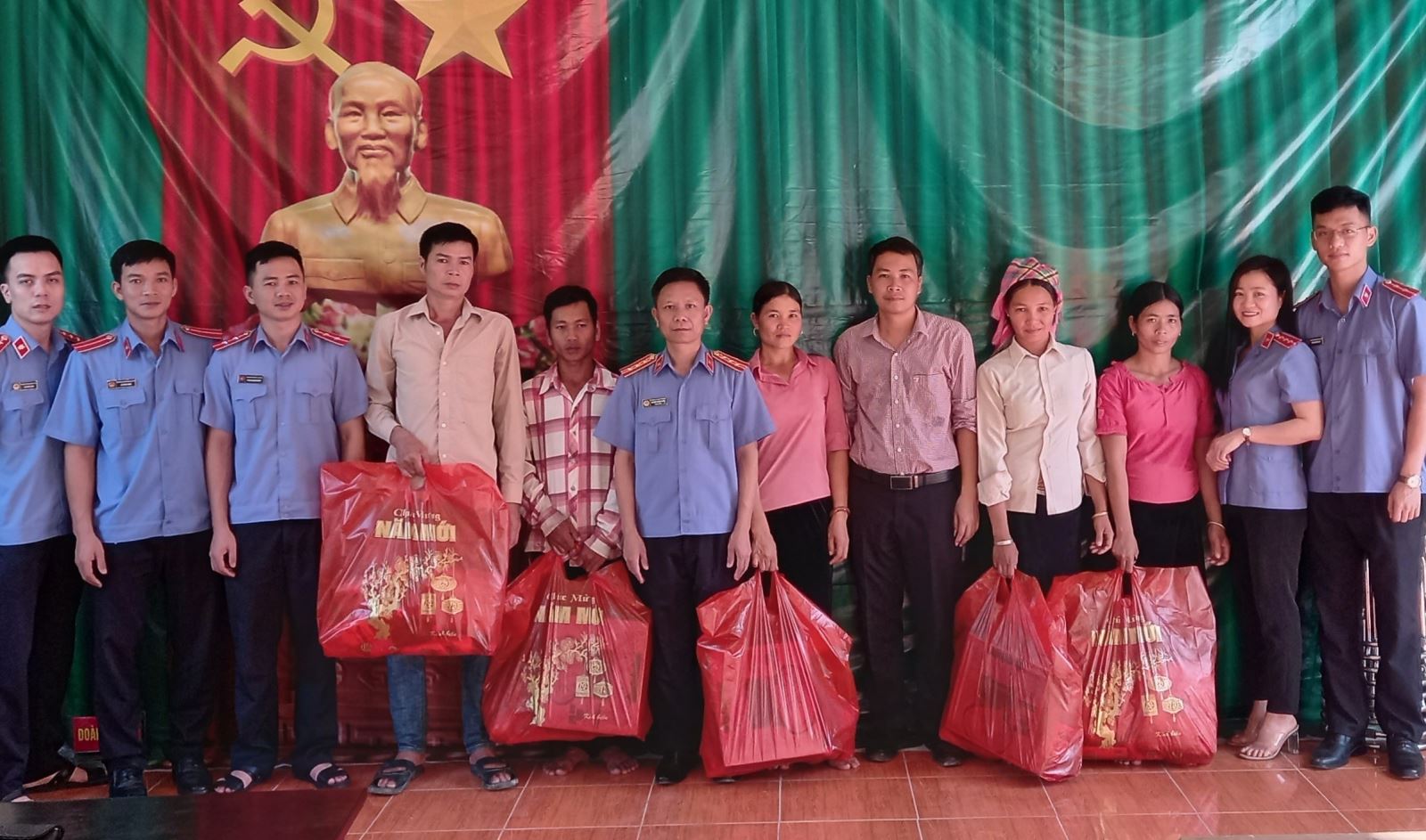 Viện kiểm sát nhân dân huyện Than Uyên trao quà hỗ trợ các gia đình gặp khó khăn bị ảnh hưởng bởi dịch Covid 19