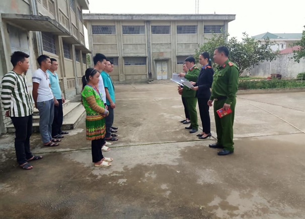 Viện kiểm sát nhân dân huyện Tân Uyên, tỉnh Lai Châu tuyên truyền về Luật Thi hành án hình sự năm 2019 tại Nhà tạm giữ Công an huyện Tân Uyên.