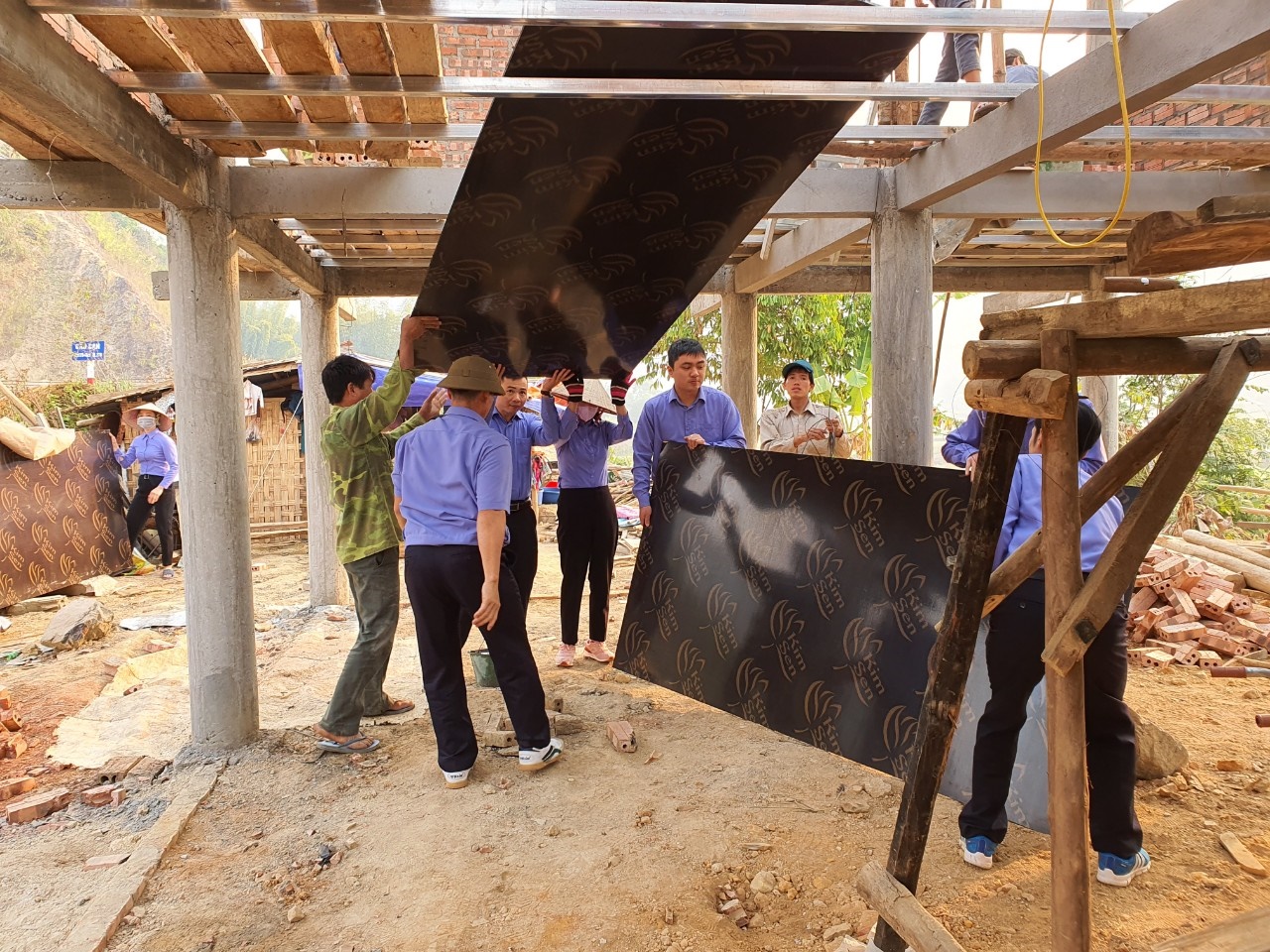 Viện kiểm sát nhân dân huyện Than Uyên chung sức xây dựng nông thôn mới trên địa bàn xã Mường Kim