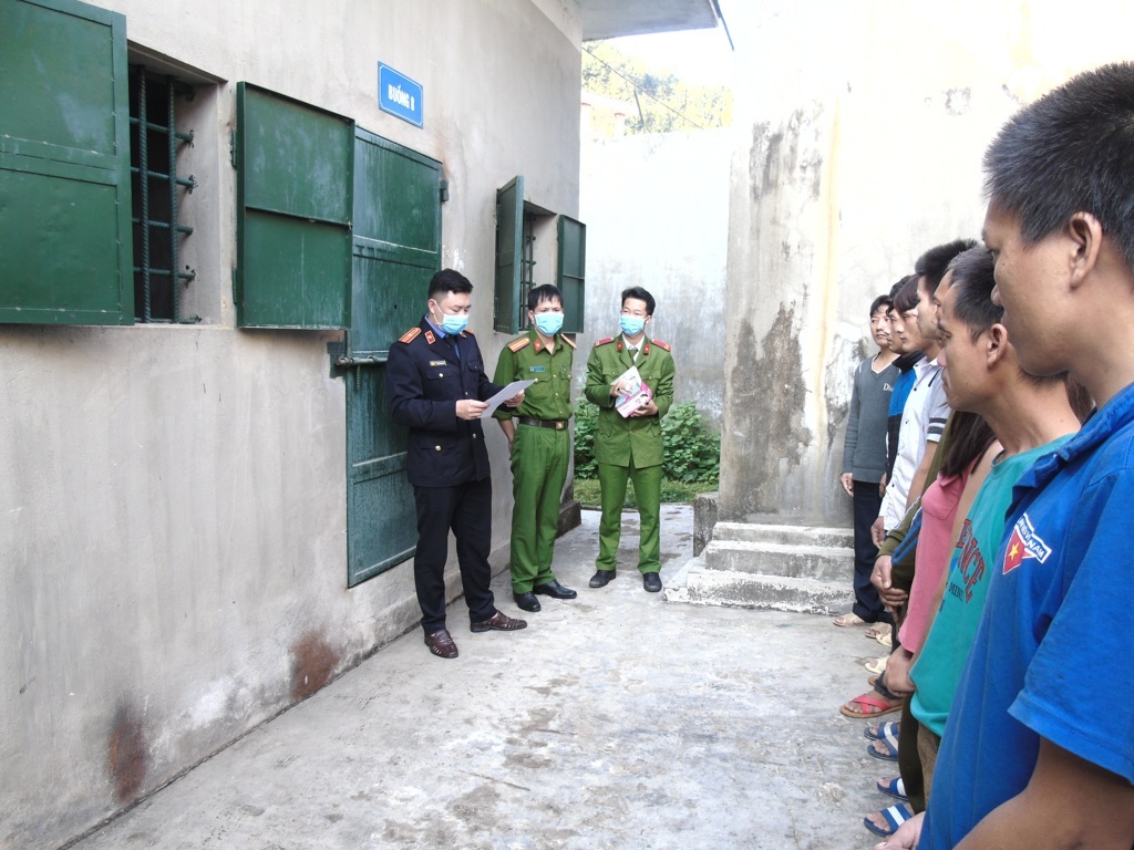 Viện kiểm sát nhân dân huyện Mường Tè phối hợp tổ chức tuyên truyền, phổ biến về việc phòng, chống dịch bệnh viêm đường hô hấp cấp do chủng mới của virus Corona gây ra