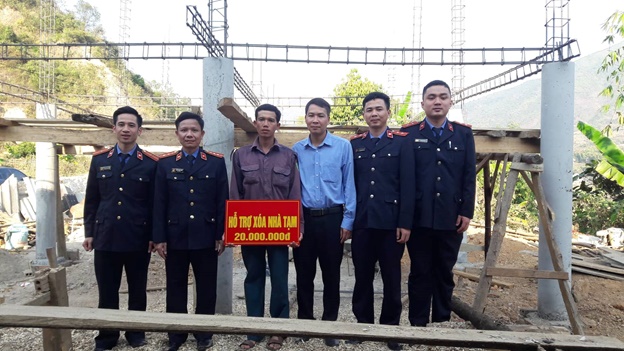VKSND huyện Than Uyên trao quà hỗ trợ xóa nhà tạm cho gia đình tại xã Mương Kim