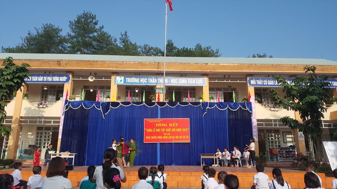 Tổ tuyên truyền Viện kiểm sát nhân dân huyện Than Uyên tuyên truyền tại Trường tiểu học thị trấn Than Uyên