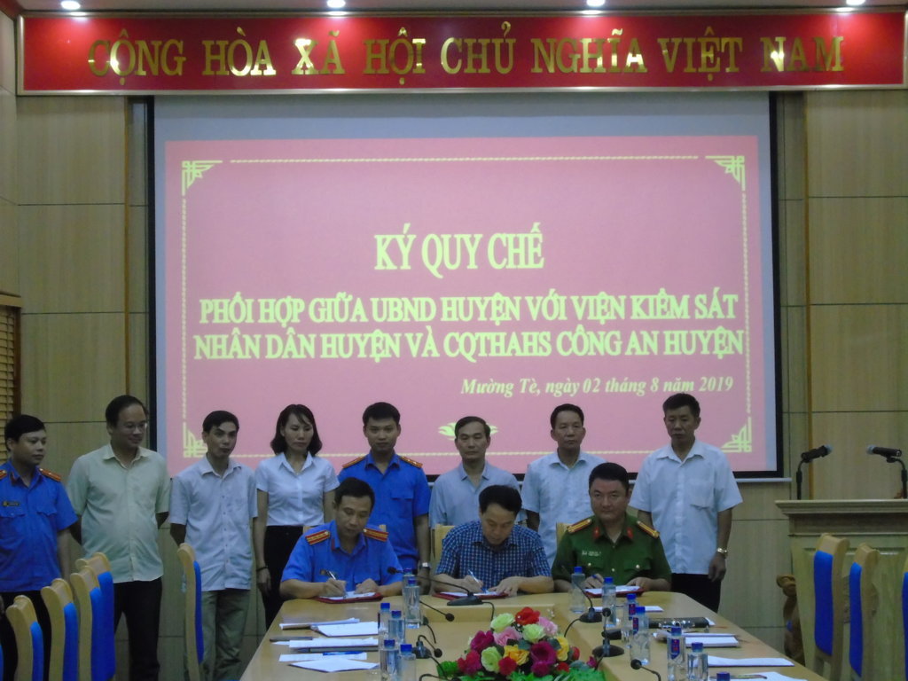 VKSND huyện Mường Tè phối hợp với Ủy ban nhân dân huyện Mường Tè tổ chức ký kết Quy chế phối hợp