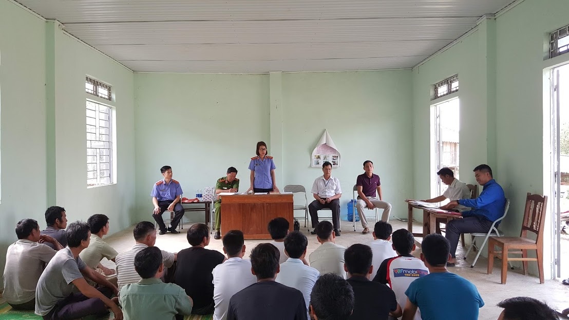 VKSND huyện Than Uyên phối hợp với Công an huyện Than Uyên tuyên truyền pháp luật tại xã Tà Gia, huyện Than Uyên
