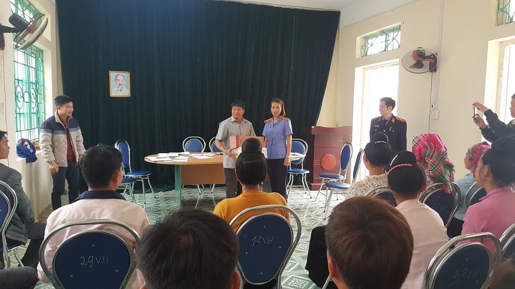 VKSND huyện Than Uyên tổ chức tuyên truyền tại bản Xoong xã Tà Mung huyện Than Uyên