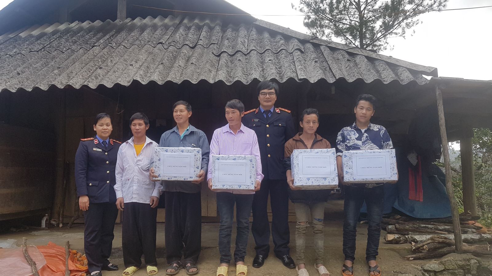 VKSND huyện Tam Đường tặng quà cho các hộ nghèo tại bản Chin Chu Chải, xã Nùng Nàng nhân dịp tết nguyên đán Kỷ Hợi 2019