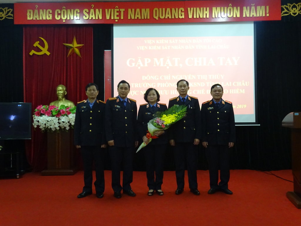 Gặp mặt chia tay công chức nghỉ hưu theo chế độ