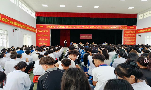 VKSND huyện Nậm Nhùn phối hợp tuyên truyền pháp luật thông qua phiên tòa giả định tại Trường phổ thông trung học Dân tộc nội trú huyện Nậm Nhùn.