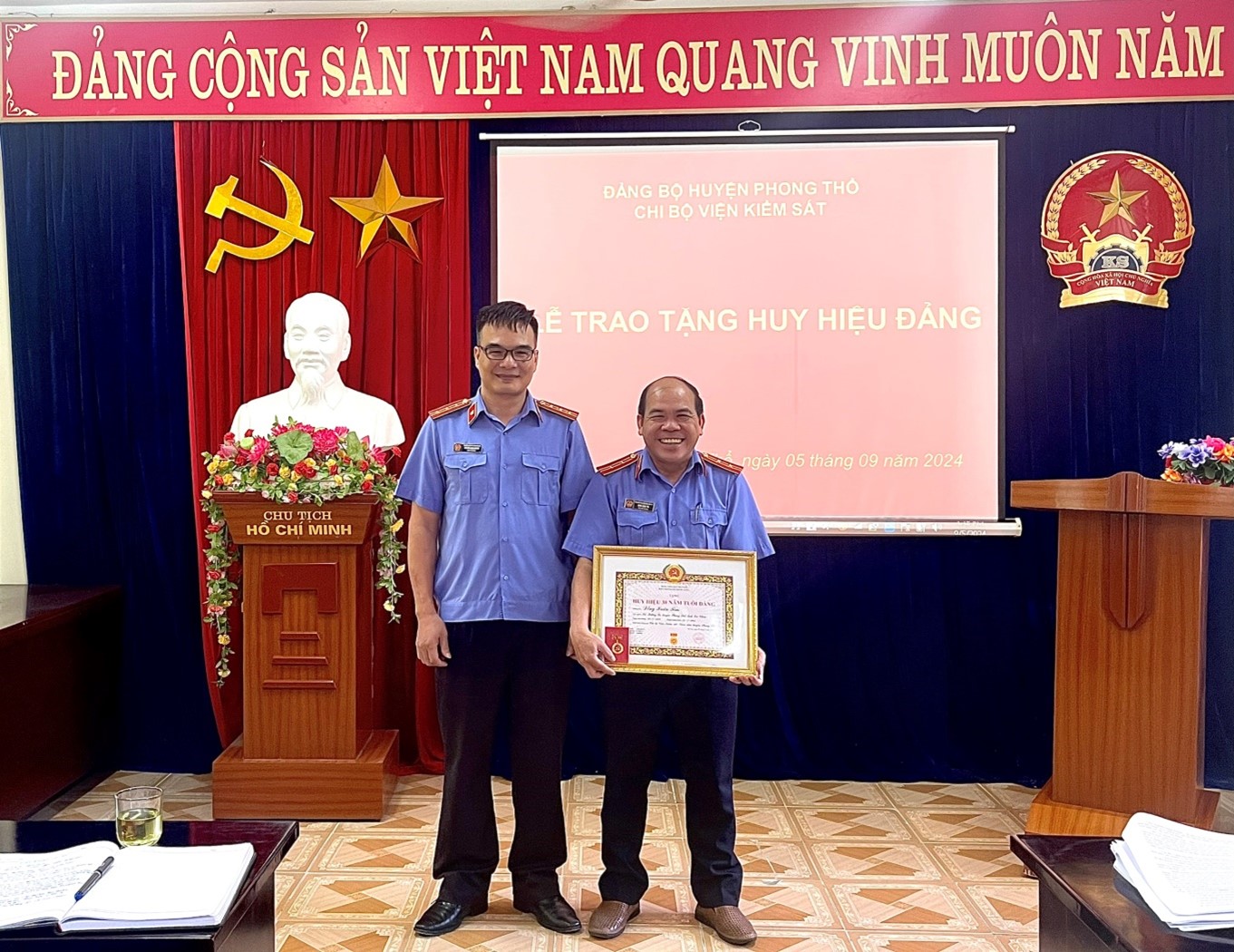 Chi bộ Viện kiểm sát nhân dân huyện Phong Thổ tổ chức Lễ trao Huy hiệu 30 năm tuổi Đảng cho đảng viên
