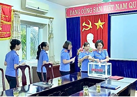 Công đoàn VKSND huyện Phong Thổ chung tay ủng hộ đồng bào khắc phục hậu quả cơn bão Yagi