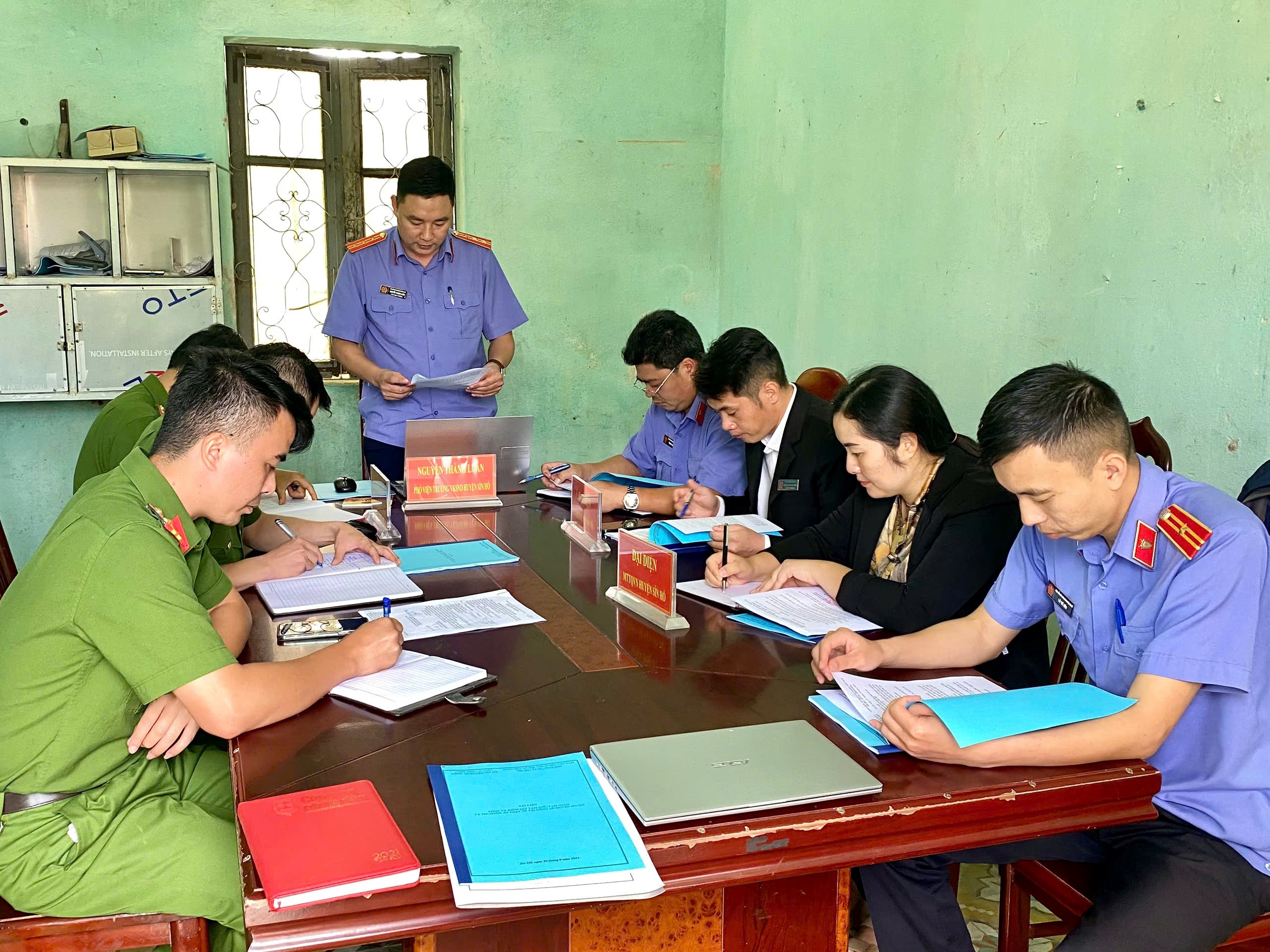 VKSND huyện Sìn Hồ trực tiếp kiểm sát việc tạm giữ, tạm giam và thi hành án phạt tù tại Nhà tạm giữ Công an huyện Sìn Hồ Quý III năm 2024