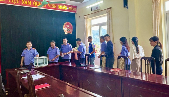 VKSND HUYỆN SÌN HỒ TỔ CHỨC QUYÊN GÓP ỦNG HỘ ĐỒNG BÀO BỊ THIỆT HẠI DO BÃO SỐ 3 GÂY RA