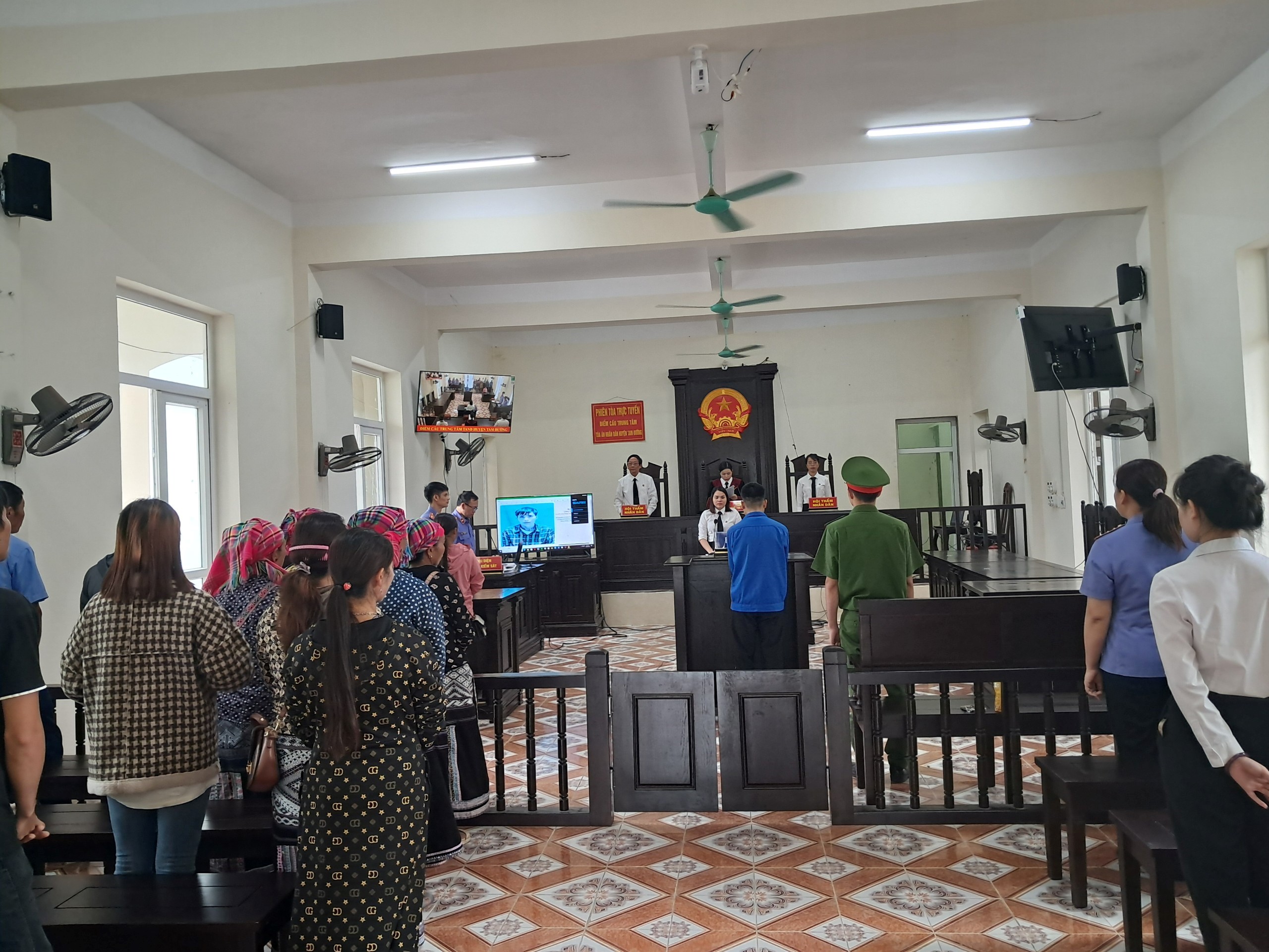 Viện kiểm sát nhân dân huyện Tam Đường phối hợp tổ chức phiên tòa hình sự xét xử trực tuyến rút kinh nghiệm