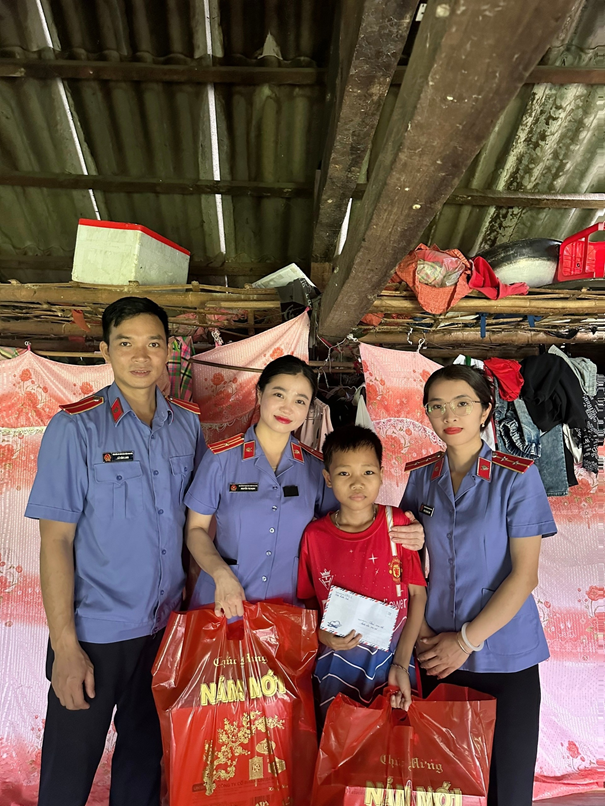 VKSND huyện Than Uyên tặng quà cho trẻ em có hoàn cảnh đặc biệt khó khăn nhân dịp “Tháng hành động vì trẻ em” và Tết Thiếu nhi 1/6/2024