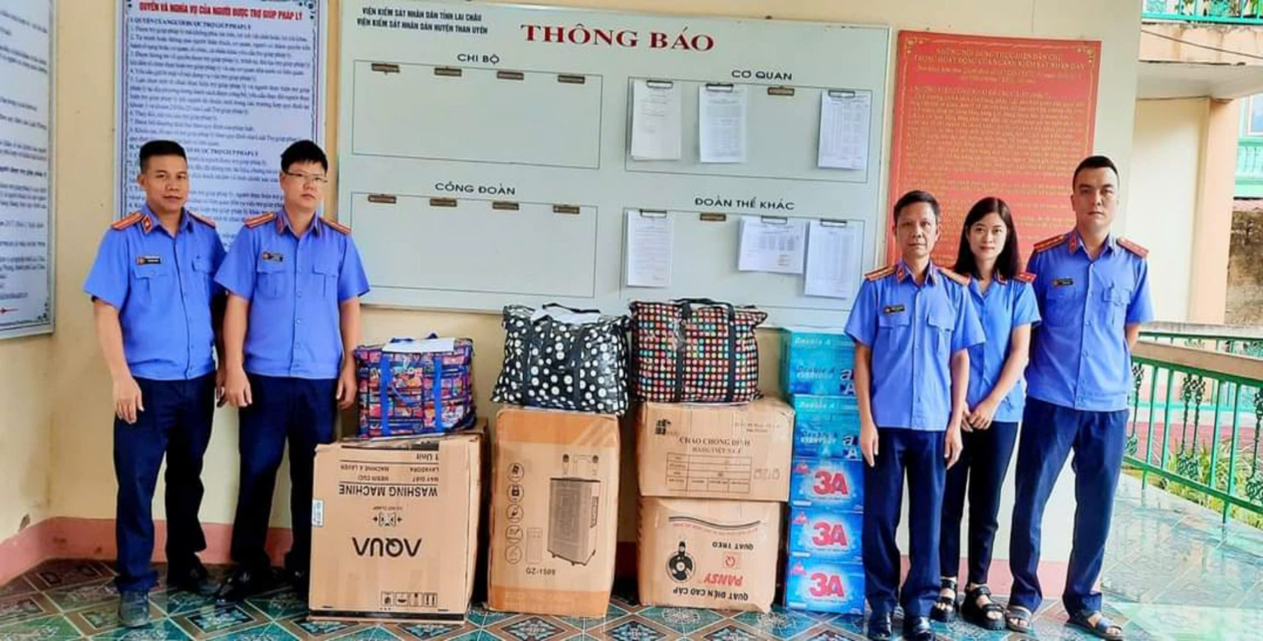 VKSND huyện Than Uyên chung tay ủng hộ, cứu trợ trực tiếp tại huyện Bảo Yên, tỉnh Lào Cai và huyện Trấn Yên, tỉnh Yên Bái cho người dân gặp khó khăn vì bão lũ