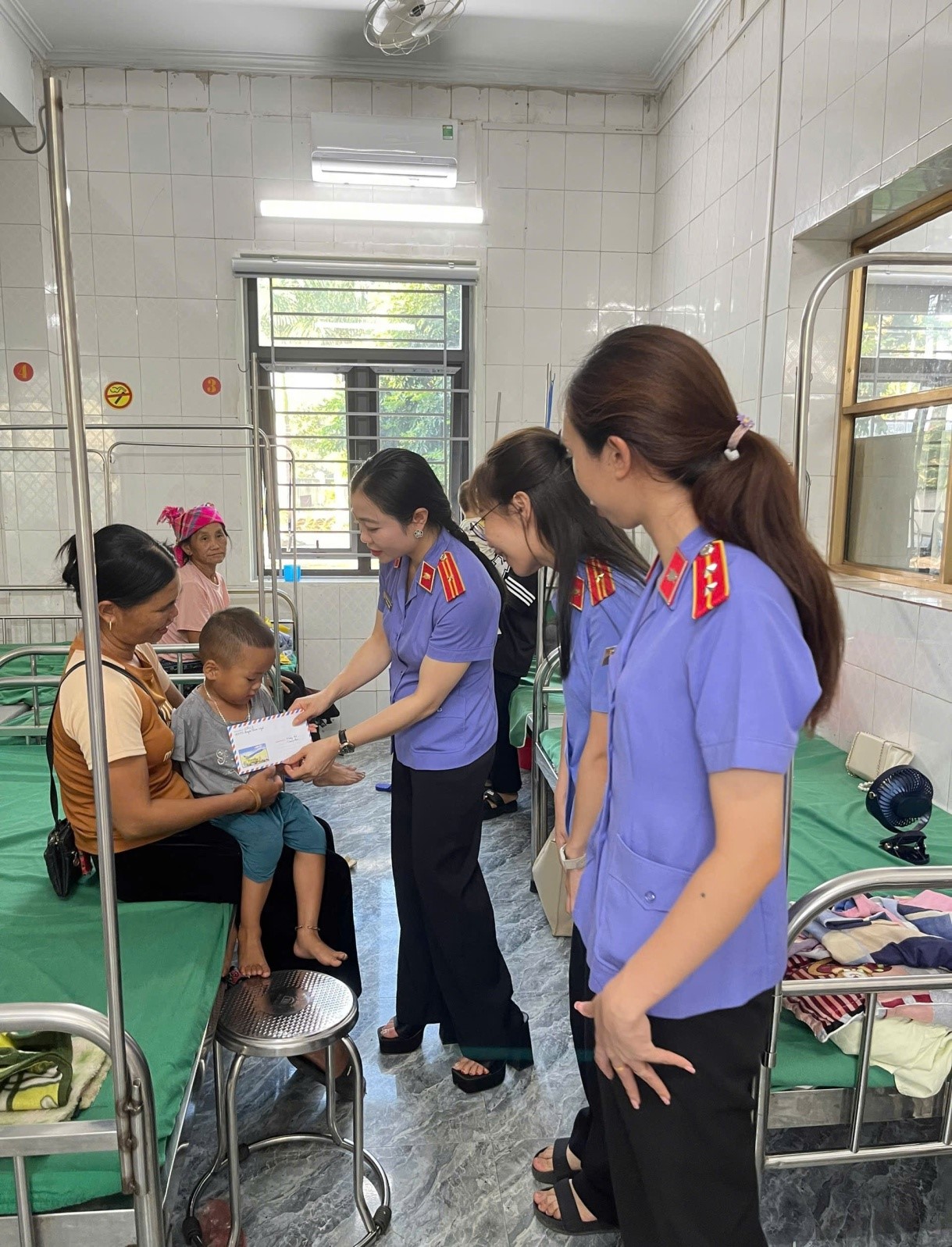 Công đoàn VKSND huyện Than Uyên trao 13 suất quà cho trẻ em có hoàn cảnh khó khăn, đang điều trị bệnh tại Khoa Nhi, Bệnh viện huyện Than Uyên