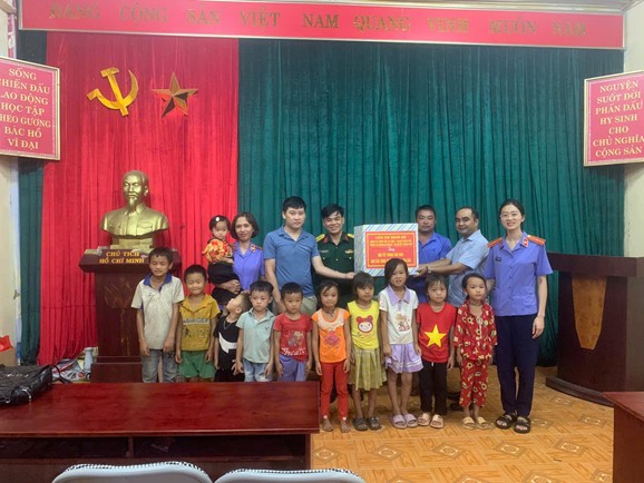 Chi bộ VKSND thành phố Lai Châu phối hợp tặng quà Trung thu cho các em thiếu nhi tại bản Căn Câu, xã Sùng Phài, thành phố Lai Châu