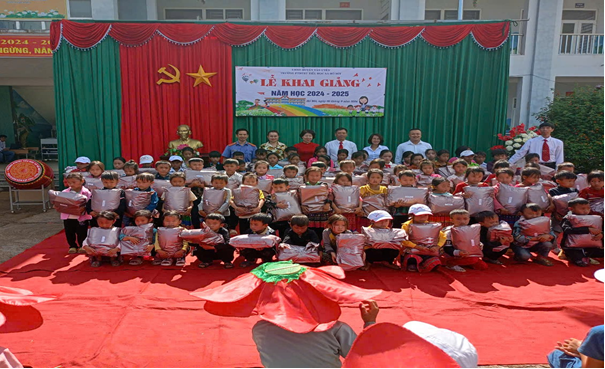 Viện kiểm sát nhân dân huyện Tân Uyên chung tay hành động “Tiếp bước chân em đến trường”.