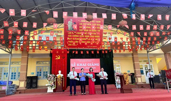 VKSND tỉnh Lai Châu dự Lễ khai giảng năm học 2024 - 2025,  trao quà thiện nguyện tại Trường phổ thông dân tộc Bán trú Tiểu học xã Tà Mung